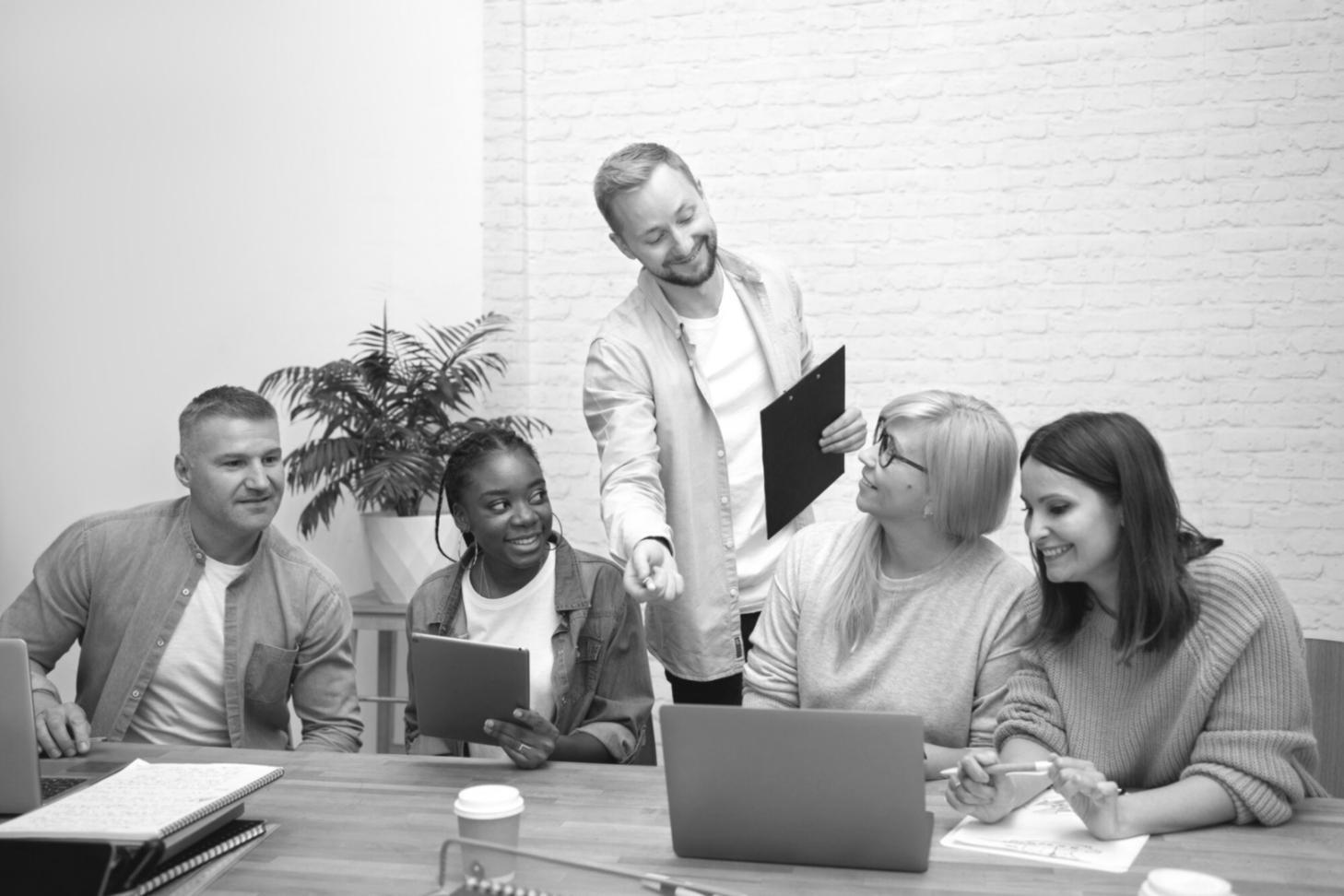 Workshop-Situation mit Teilnehmern bei doravistique