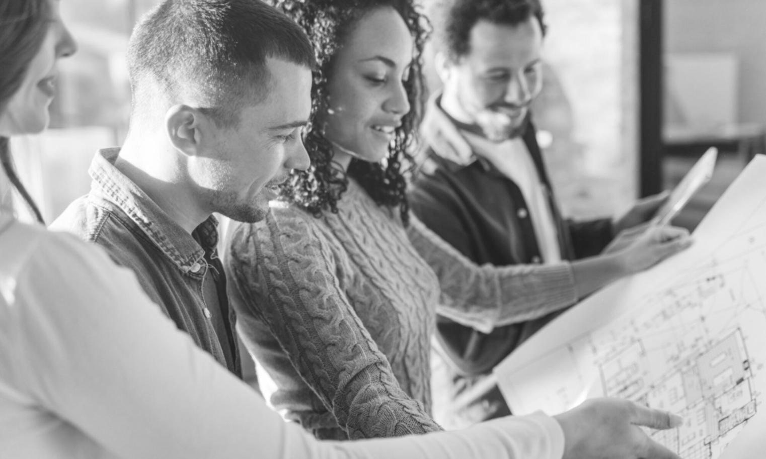 Teilnehmer arbeitet an Finanzplanung am Laptop